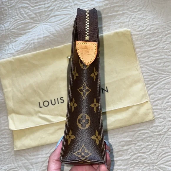 Louis Vuitton Toiletry Pouch 26 Discontinued - Picture 4 of 13